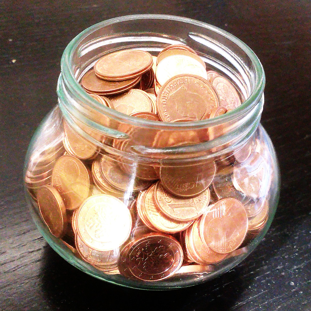 Ein Marmeladenglas mit Münzen zur Auktion